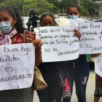 El Salvador. «Nos endulzaron con $300 y hoy nos tienen acá»: familias de capturados en régimen de excepción a la espera de salida
